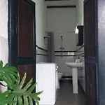 Guaires Nyaraló *